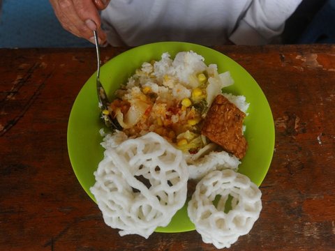 FOTO: Tak Pernah Sepi, Warga Ramai Datang ke Tempat Ini untuk Cukur Rambut dan Makan Gratis di Depok