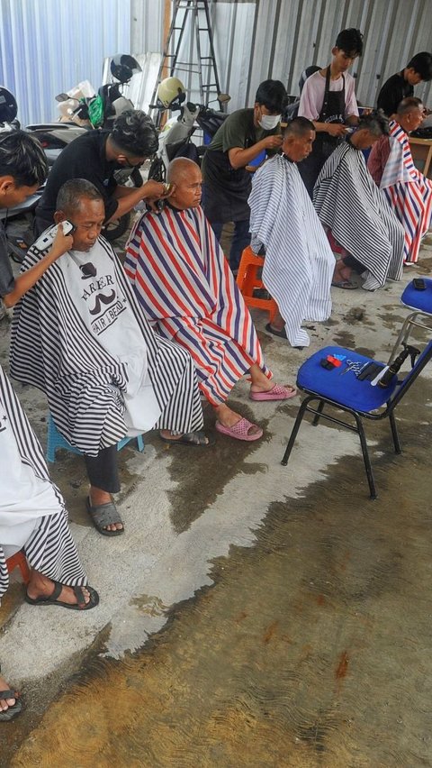 FOTO: Tak Pernah Sepi, Warga Ramai Datang ke Tempat Ini untuk Cukur Rambut dan Makan Gratis di Depok