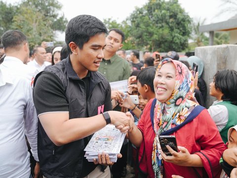 FOTO: Gaya Kaesang Curi Perhatian Pakai Rompi Bertuliskan Putra Mulyono