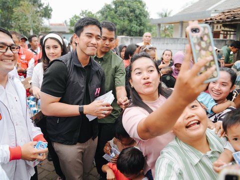 FOTO: Gaya Kaesang Curi Perhatian Pakai Rompi Bertuliskan Putra Mulyono