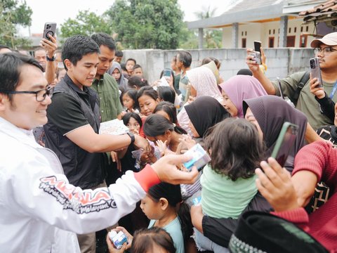 FOTO: Gaya Kaesang Curi Perhatian Pakai Rompi Bertuliskan Putra Mulyono