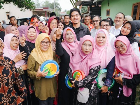 FOTO: Gaya Kaesang Curi Perhatian Pakai Rompi Bertuliskan Putra Mulyono