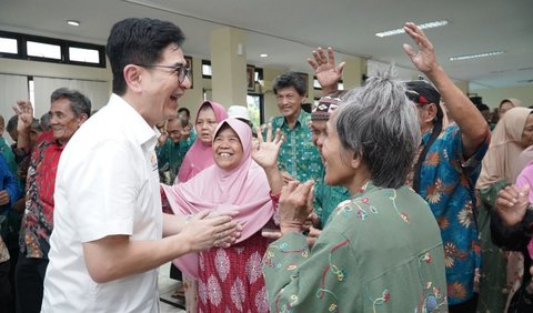 FOTO: Peringati HUT Kadin, Arsjad Rasjid Sambangi Panti Werdha