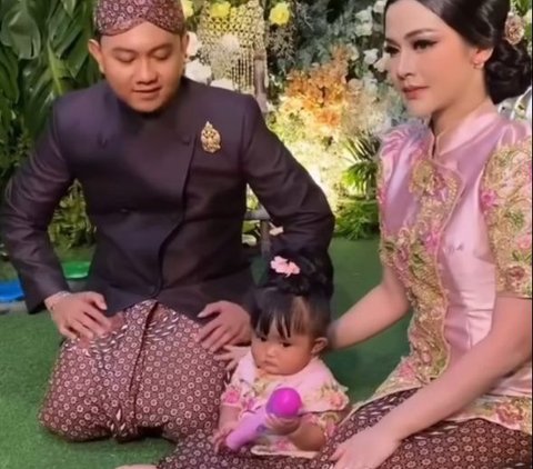 10 Foto Tedhak Siten Dek Cunda, Anak Denny Caknan dan Bella Bonita, Tunjukkan Kemungkinan Mengikuti Jejak Ayahnya Menjadi Penyanyi