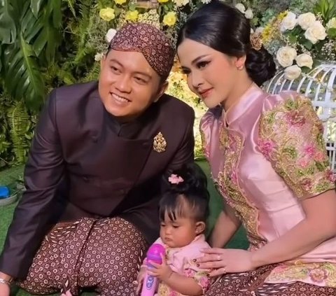 10 Foto Tedhak Siten Dek Cunda, Anak Denny Caknan dan Bella Bonita, Tunjukkan Kemungkinan Mengikuti Jejak Ayahnya Menjadi Penyanyi