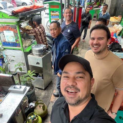 Panglima TNI Jajan di Pinggir Jalan