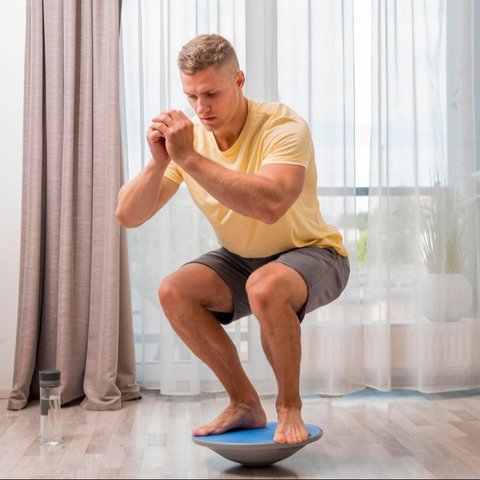 latihan keseimbangan dengan bola bosu