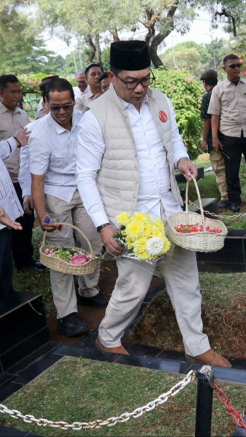 FOTO: Hari Pertama Masa Kampanye Pilkada Jakarta 2024, Pasangan Ridwan Kamil-Suswono Awali dengan Ziarah ke Makam MH Thamrin