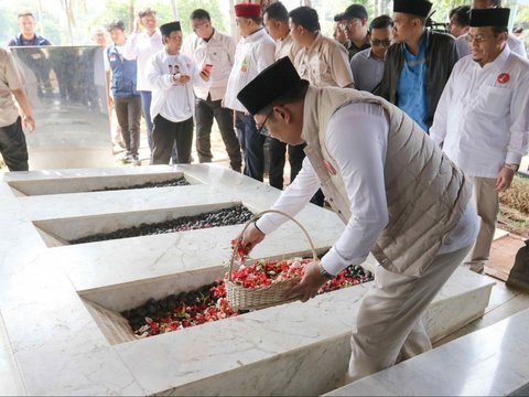 FOTO: Hari Pertama Masa Kampanye Pilkada Jakarta 2024, Pasangan Ridwan Kamil-Suswono Awali dengan Ziarah ke Makam MH Thamrin