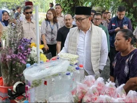 FOTO: Hari Pertama Masa Kampanye Pilkada Jakarta 2024, Pasangan Ridwan Kamil-Suswono Awali dengan Ziarah ke Makam MH Thamrin