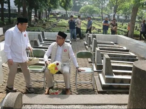 FOTO: Hari Pertama Masa Kampanye Pilkada Jakarta 2024, Pasangan Ridwan Kamil-Suswono Awali dengan Ziarah ke Makam MH Thamrin