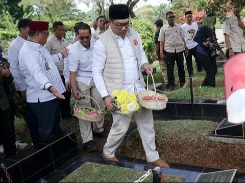 FOTO: Hari Pertama Masa Kampanye Pilkada Jakarta 2024, Pasangan Ridwan Kamil-Suswono Awali dengan Ziarah ke Makam MH Thamrin