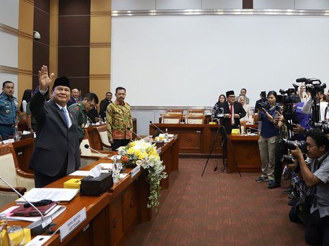 FOTO: Momen Menhan Prabowo Subianto Pamitan dan Minta Maaf Saat Rapat Terakhir dengan Komisi I DPR