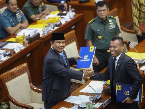 FOTO: Momen Menhan Prabowo Subianto Pamitan dan Minta Maaf Saat Rapat Terakhir dengan Komisi I DPR