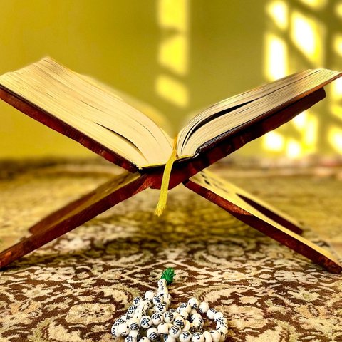 Perbedaan bahasa Al-Quran dan bahasa Arab.