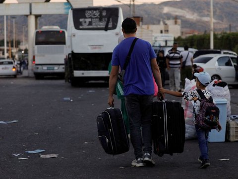 FOTO: Bondong-Bondong Tinggalkan Rumah Imbas Kebrutalan Israel, Warga Lebanon Mengungsi hingga Padati Perbatasan Suriah