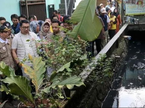 FOTO: Aksi Pendekatan Ridwan Kamil Menyambangi Warga Pancoran saat Blusukan di Hari Kedua Kampanye Pilkada Jakarta 2024