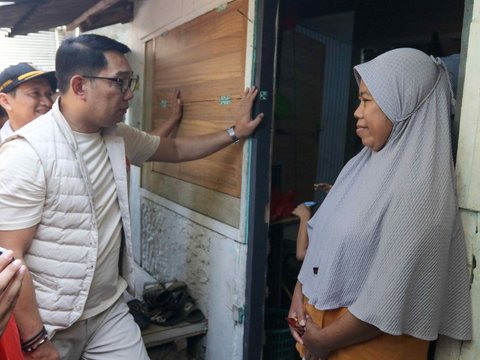 FOTO: Aksi Pendekatan Ridwan Kamil Menyambangi Warga Pancoran saat Blusukan di Hari Kedua Kampanye Pilkada Jakarta 2024