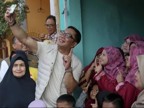 FOTO: Aksi Pendekatan Ridwan Kamil Menyambangi Warga Pancoran saat Blusukan di Hari Kedua Kampanye Pilkada Jakarta 2024