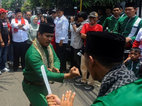 FOTO: Antusiasme Warga Lenteng Agung sambut Kedatangan Cawagub Rano Karno dengan Adat Palang Pintu di Hari Kedua Kampanye