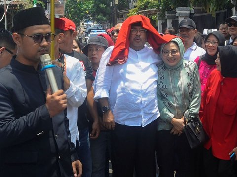 FOTO: Antusiasme Warga Lenteng Agung sambut Kedatangan Cawagub Rano Karno dengan Adat Palang Pintu di Hari Kedua Kampanye