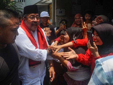 FOTO: Antusiasme Warga Lenteng Agung sambut Kedatangan Cawagub Rano Karno dengan Adat Palang Pintu di Hari Kedua Kampanye