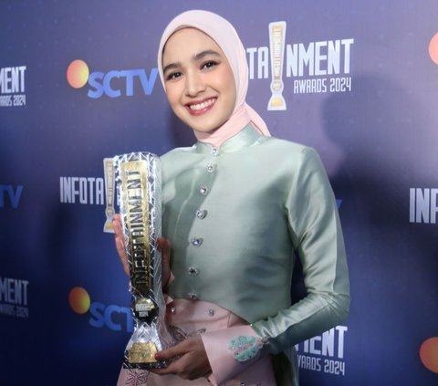 10 Foto Cut Syifa Menerima Penghargaan sebagai Female Celebrity Paling Menawan di Infotainment Awards 2024