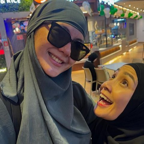 Potret Pertemuan Nagita Slavina & Paula Verhoeven saat Umrah, Disebut Panutan Hingga Bidadari Surga