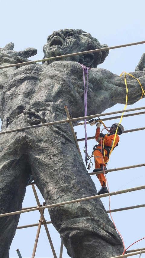 FOTO: Menengok Proses Konservasi Monumen Pembebasan Irian Barat