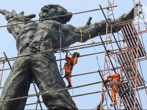 FOTO: Menengok Proses Konservasi Monumen Pembebasan Irian Barat