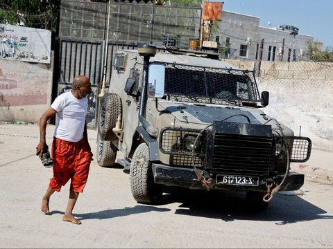 FOTO: Viral! Pria Palestina Ini Nekat Cegat Kendaraan Militer Israel Pakai Sandal