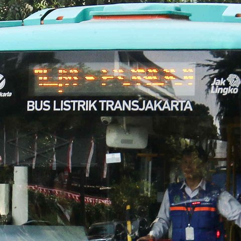 Cuma Butuh Waktu 2 Jam, di Sini Bus Listrik Transjakarta Dicas