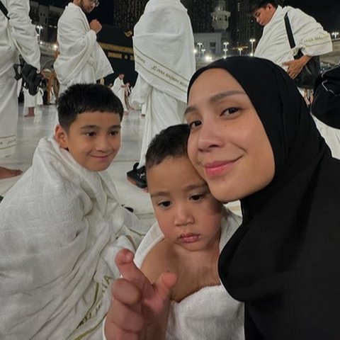 Potret Ganteng Rayyanza dan Rafathar Pakai Baju Ihram saat Umrah Sukses Jadi Sorotan