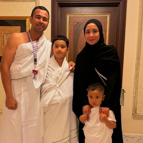 Potret Ganteng Rayyanza dan Rafathar Pakai Baju Ihram saat Umrah Sukses Jadi Sorotan