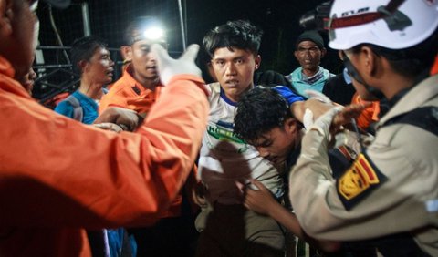 FOTO: Tanah Longsor Timbun Penambangan Emas Ilegal di Solok, 11 Orang Tewas