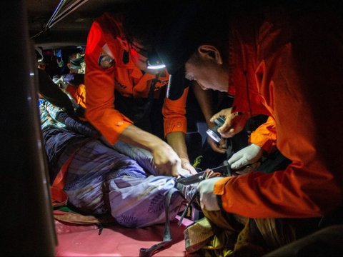 FOTO: Tanah Longsor Timbun Penambangan Emas Ilegal di Solok, 11 Orang Tewas