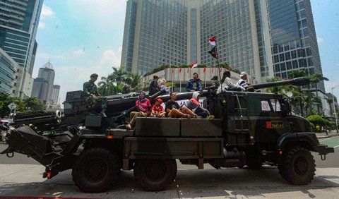 FOTO: Antusias Warga Ibu Kota Menyaksikan Defile Kendaraan Tempur TNI