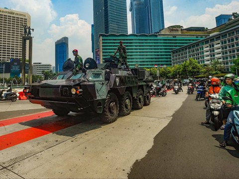 FOTO: Antusias Warga Ibu Kota Menyaksikan Defile Kendaraan Tempur TNI