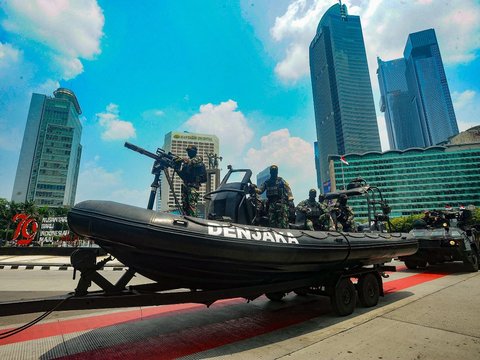 FOTO: Antusias Warga Ibu Kota Menyaksikan Defile Kendaraan Tempur TNI