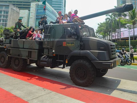 FOTO: Antusias Warga Ibu Kota Menyaksikan Defile Kendaraan Tempur TNI