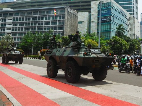 FOTO: Antusias Warga Ibu Kota Menyaksikan Defile Kendaraan Tempur TNI