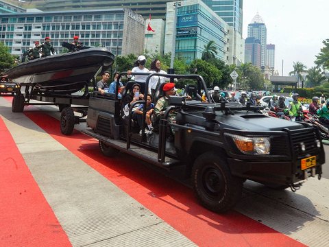 FOTO: Antusias Warga Ibu Kota Menyaksikan Defile Kendaraan Tempur TNI