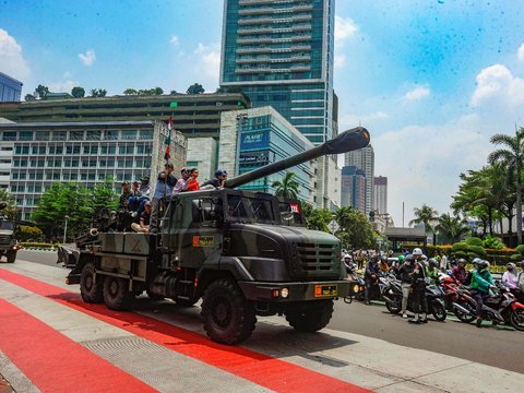 FOTO: Antusias Warga Ibu Kota Menyaksikan Defile Kendaraan Tempur TNI