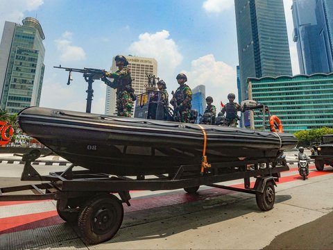 FOTO: Antusias Warga Ibu Kota Menyaksikan Defile Kendaraan Tempur TNI