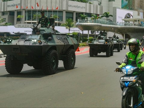 FOTO: Antusias Warga Ibu Kota Menyaksikan Defile Kendaraan Tempur TNI