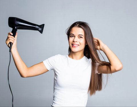 mengeringkan rambut dengan baik