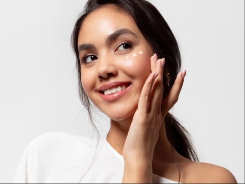 Sudah Menggunakan Makeup Ber-SPF, Apakah Anda Masih Perlu Mengaplikasikan Sunscreen? Ini Dia Faktanya!