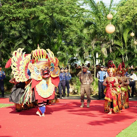 Disambut Meriah, Kirab Pataka Jer Basuki Mawa Beya Tiba di Banyuwangi