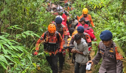 6 Jam Jalan Kaki Lewati Sungai, Potret Beratnya Evakuasi Korban Longsor Tambang Emas Solok