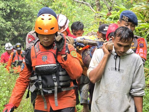 6 Jam Jalan Kaki Lewati Sungai, Potret Beratnya Evakuasi Korban Longsor Tambang Emas Solok